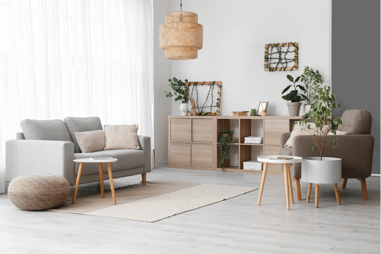 Heller, einladender Therapieraum der Praxis Hügle in Berlin-Wilmersdorf mit gemütlicher Sitzgruppe und Pflanzen.