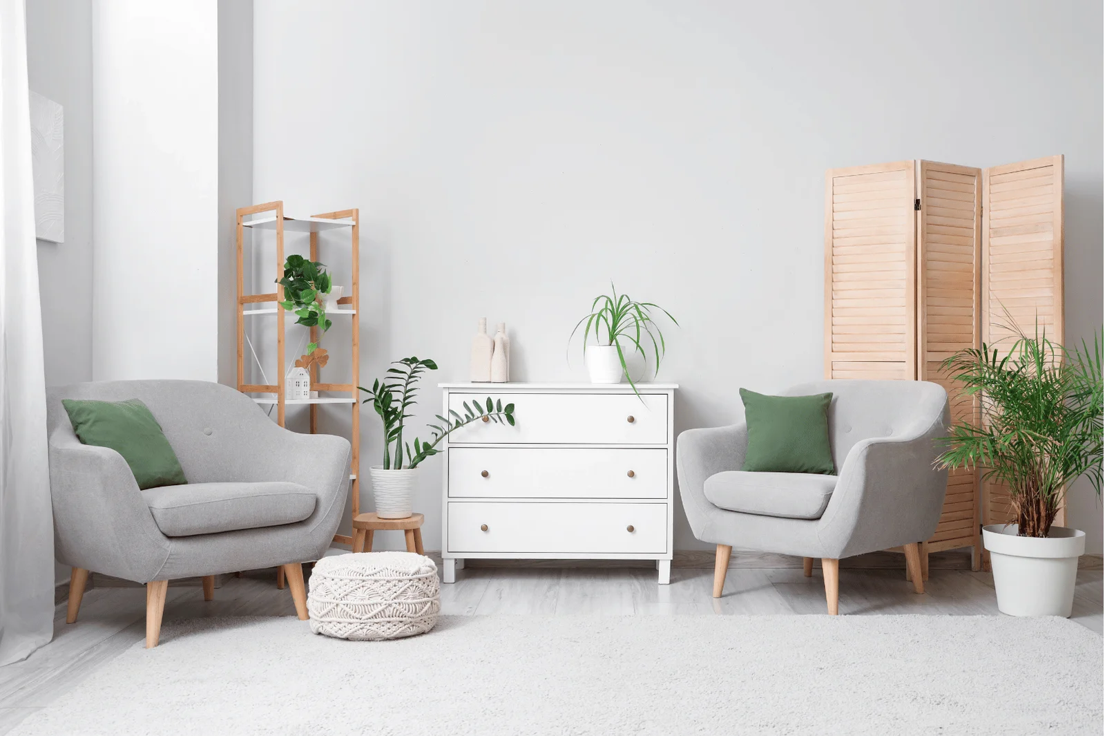 Heller, moderner Praxisraum mit zwei Sesseln, Pflanzen und warmer Atmosphäre – Psychotherapie Hügle Berlin-Wilmersdorf